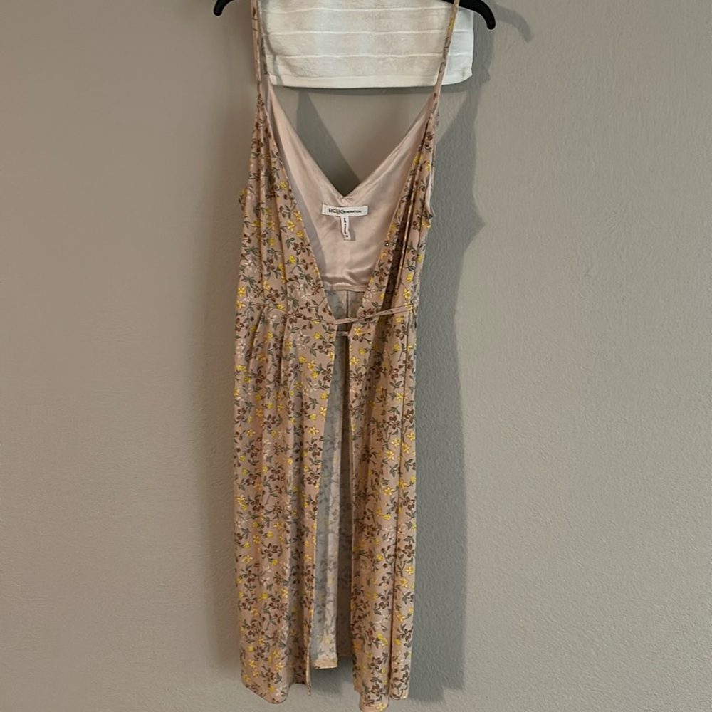 BCBG Generation 
XS wrap dress
Snap closure & tie in the back 
Not worn